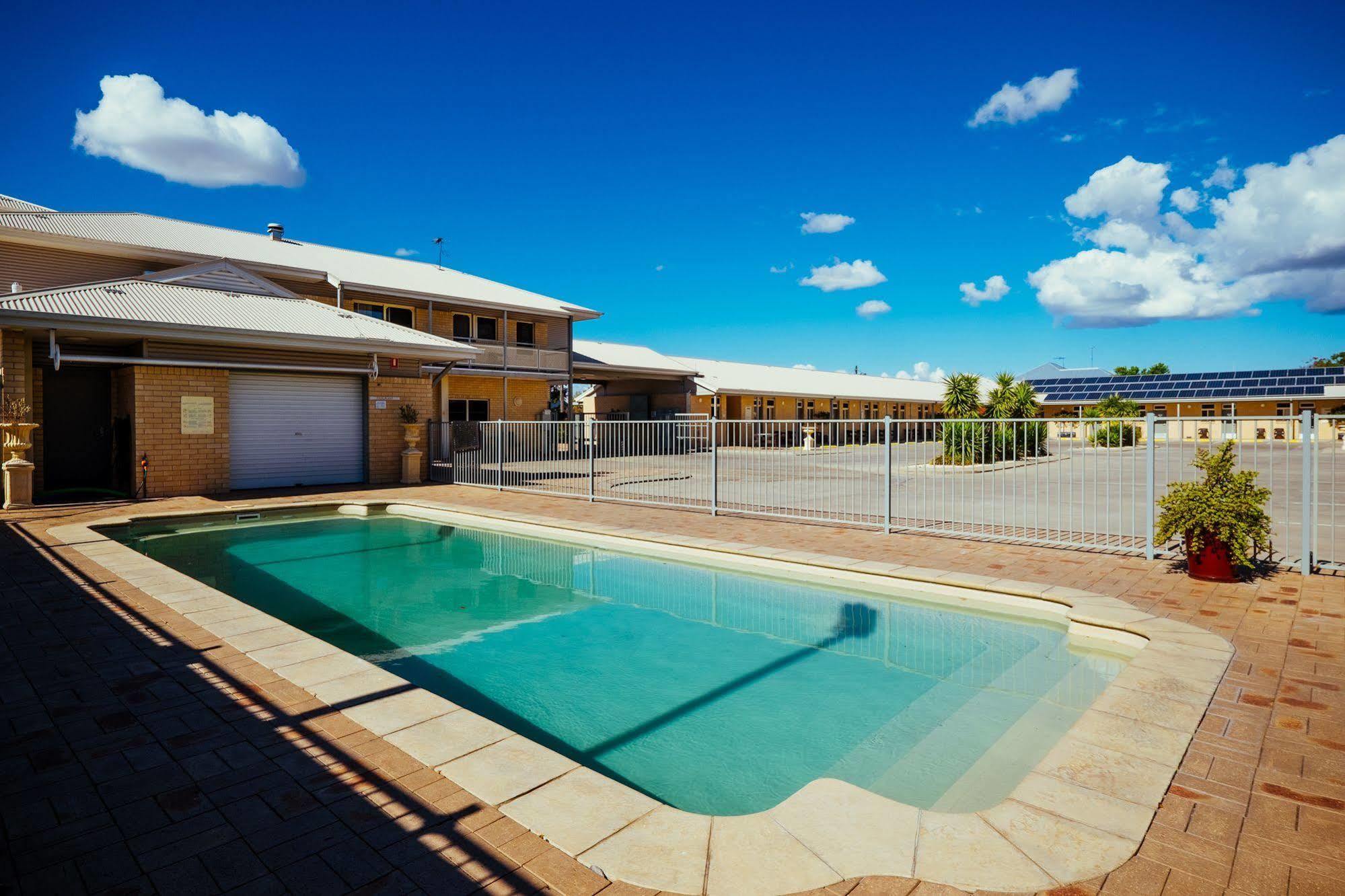 Club Motor Motel 4*